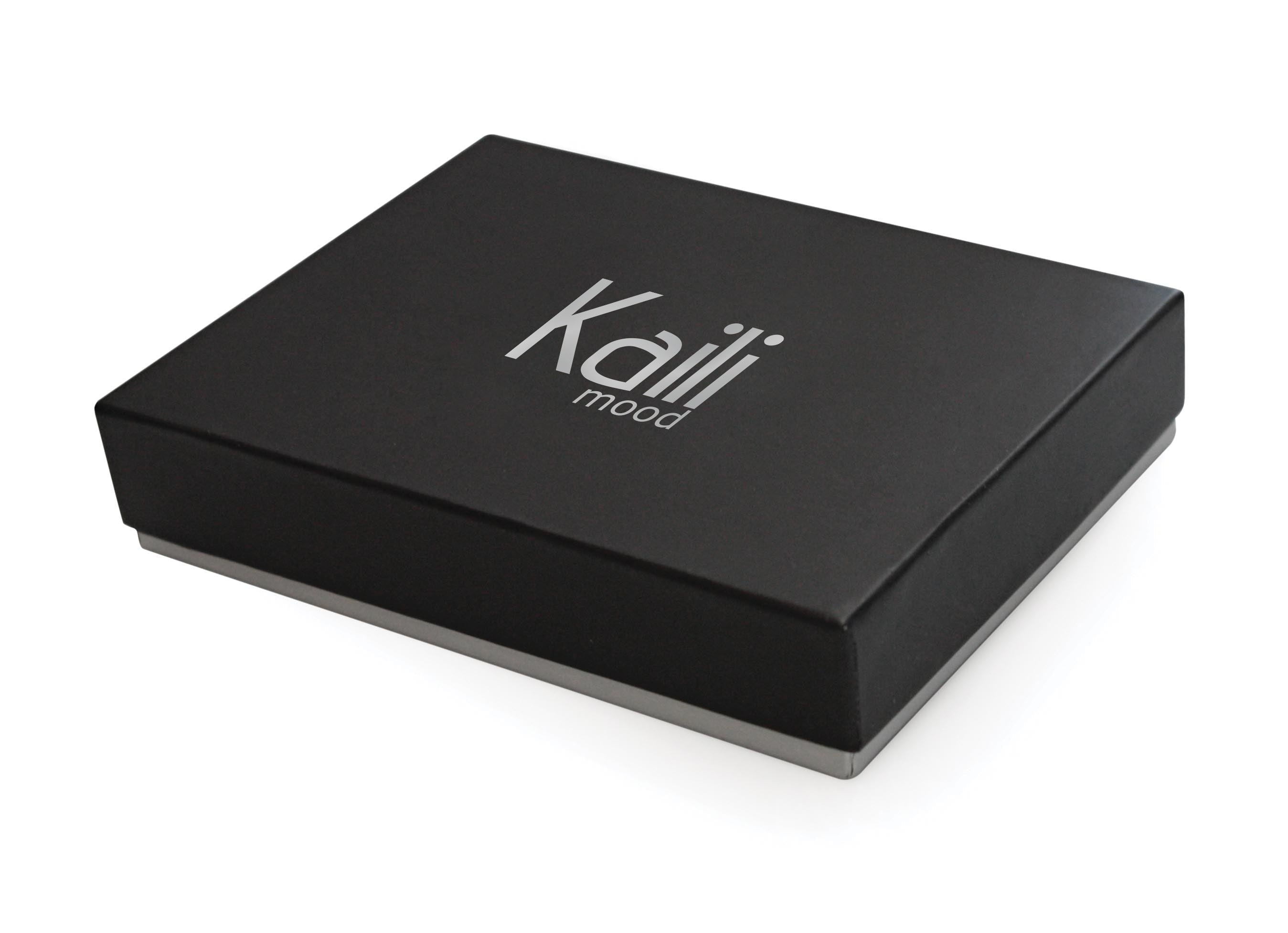 K10812AB | Men's Wallet in Saffiano Genuine Leather. Black color. 8 slots for credit cards. Size when closed: 12.5 x 9.5 x 1 cm. Packaging: hard bottom/cover Gift Box